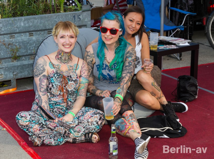 Tattoomodel Mel Riot mit Freundinnen