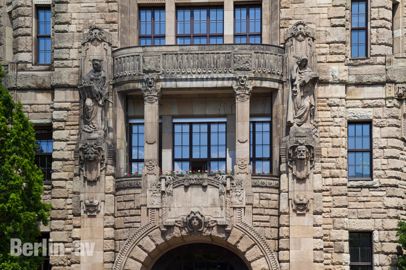 Berliner Türen - Eingang des Rathaus Charlottenburg (Ausschnitt)