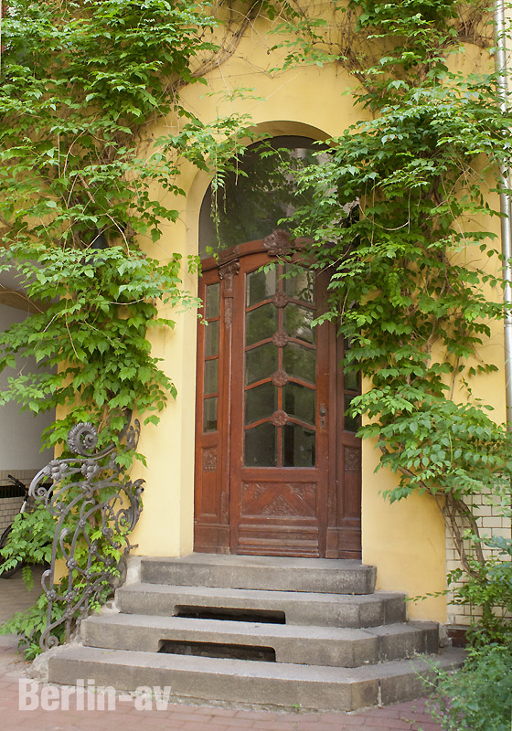 Berliner Türen - Eingangstür auf einem Hof in Charlottenburg