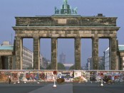 Das Brandenburger Tor mit der Berliner Mauer (Mitte der 80er Jahre)