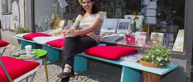 Eleni Efthimiou vor ihrer Buchhandlung 