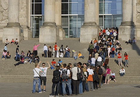 Besucher warten am Reichstag in Berlin