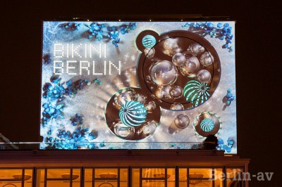 Projektion zur Winterzeit 2014/15 auf der Fassade von Bikini Berlin
