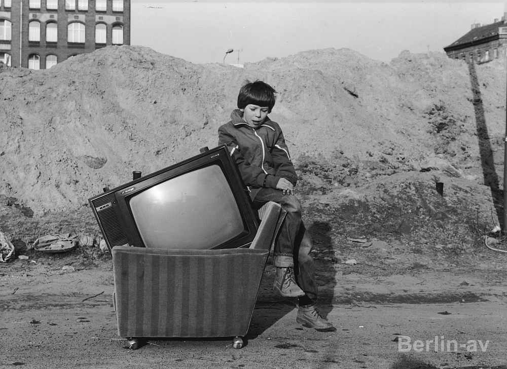 Junge mit Sessel und Fernseher in der Nähe der Naunystrasse