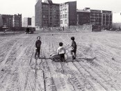 Kinder spielen in den 70er Jahren auf einer Brache in Kreuzberg