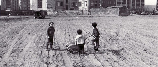 Kinder spielen in den 70er Jahren auf einer Brache in Kreuzberg