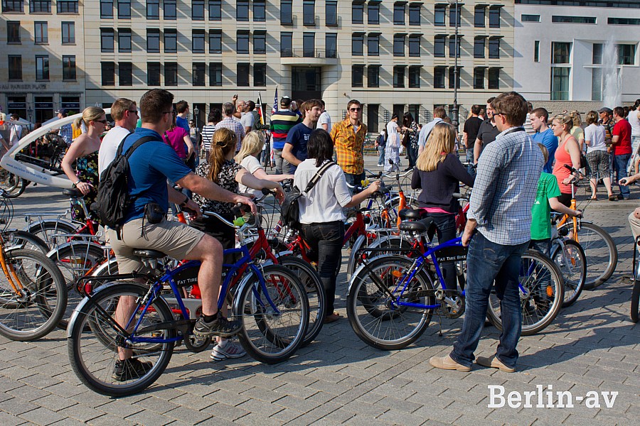 Touristengruppe mit Mietfahrrädern in Berlin