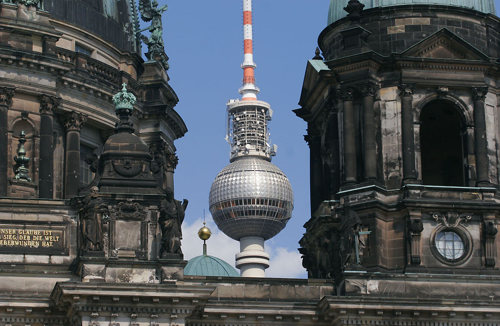 Berliner Fernsehturm und Schlossbrücke