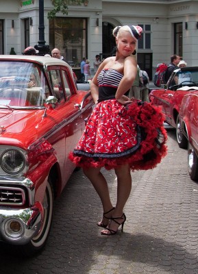 Classic Days Berlin auf dem Kurfürstendamm. Ford Fairlaine von 1959 mit Anastasia im Petticoat.