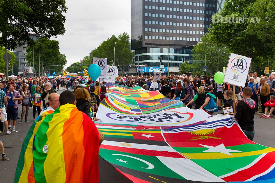 Eine riesige "Weltfahne" auf dem Christopher Street Day in Berlin 2015