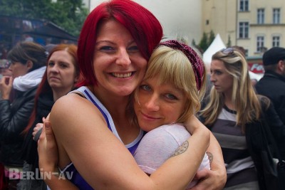 Freundinnen auf dem Lesbisch-schwulen Stadtfest