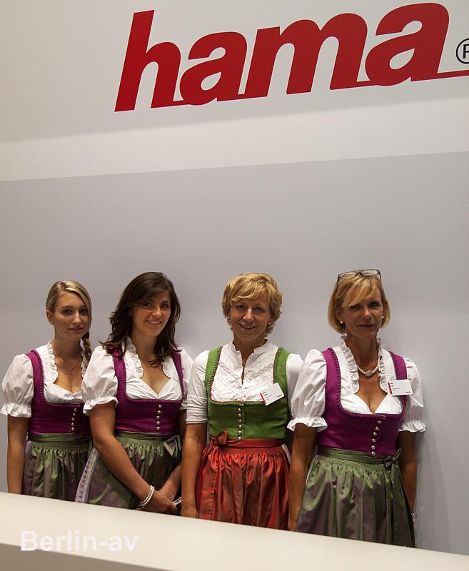 Wunderbar zünftig gekleidet sind die Damen der Firma Hama auf der ITB. 