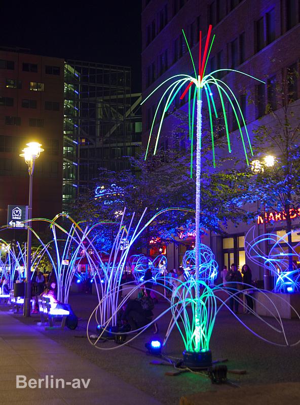 Lichtskulpturen "Wildwuchs" in der Varian-Fry-Strasse am Potsdamer Platz.