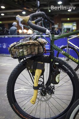 Berliner Fahrradschau 2017 - Beilhalterung und Flashenhalter an einem Rad von Seren Bicyles