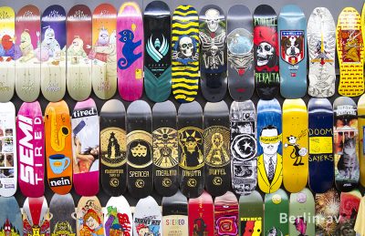 Skateboards in allen erdenklichen Farben und Mustern bei 24/7 Distribution