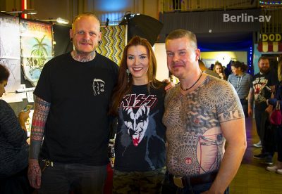 Diana Richter mit Artist Karl Frey und Patric auf dem 7. Tattoo Festival