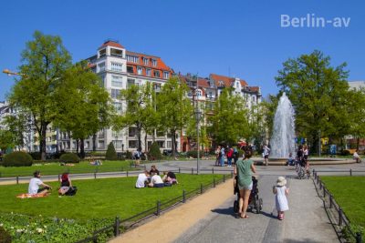 Frühling in Berlin. Der Viktoria-Luise-Platz lädt zum relaxen ein